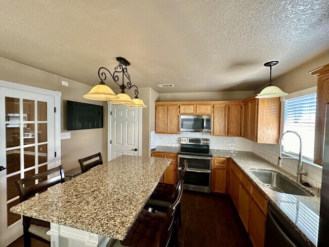 Building Photo - AVAILABLE NOW!