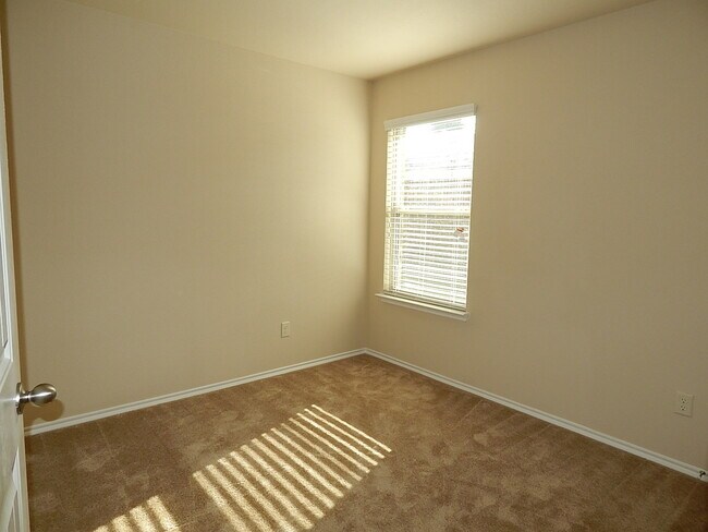 Building Photo - Beautiful 4 Bedroom Available in The Verandah