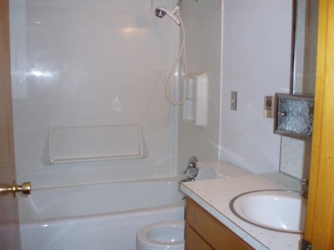 Building Photo - **PENDING APP**Cute 2 Bed 1 Bath Duplex in Tacoma