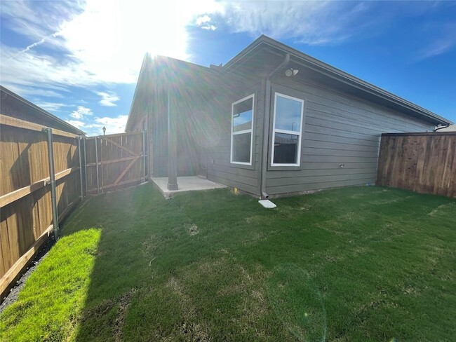 Building Photo - 2829 Peony Dr