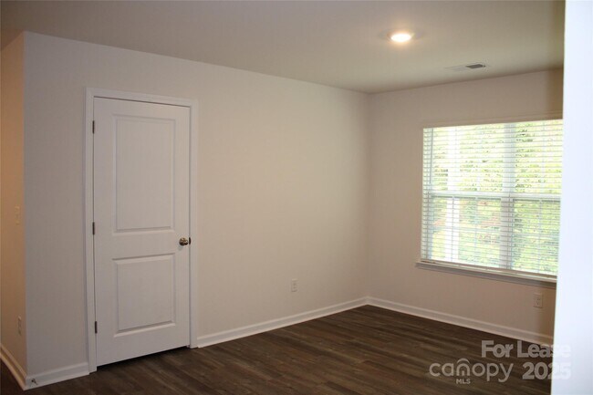 Building Photo - 2295 Mdw Strm Dr