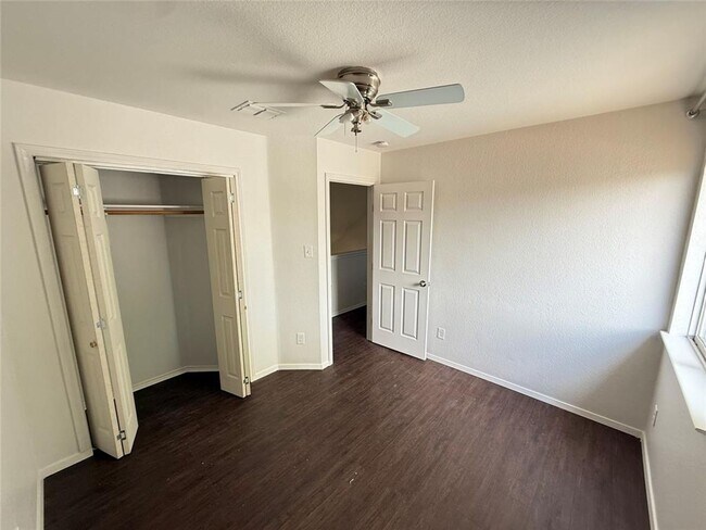 Building Photo - 3 Bed / 2 Bath / 2 living room a great bac...