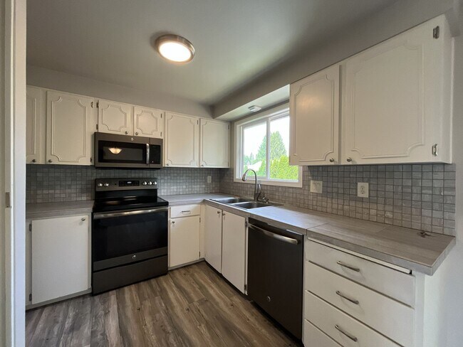 Building Photo - Spacious Milwaukie Home with Bonus Room, Large Fenced Yard and Shed/Workshop