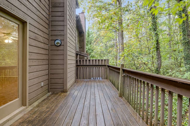 Building Photo - Bright 2-Bedroom Townhouse with Garage & P...