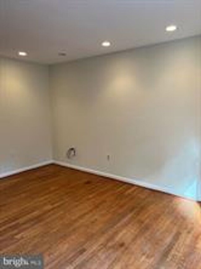 Building Photo - BEAUTIFUL END UNIT TH NEAR DOWNTOWN ROCKVILLE