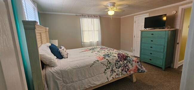 Building Photo - Snowbird Rental or Short-Term Getaway – Just Steps from the Beach!