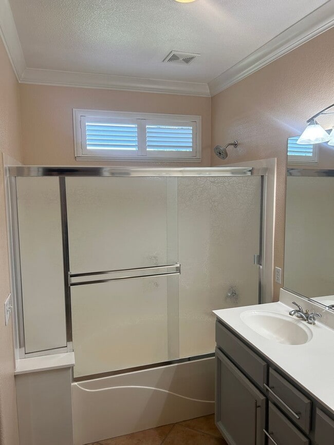 Building Photo - Beautiful 3 Bedroom 2 Bath Home Available ...