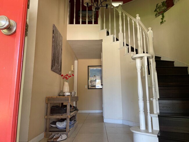 Building Photo - Spacious East Ventura 4 Bedroom 2 Bath Pool Home