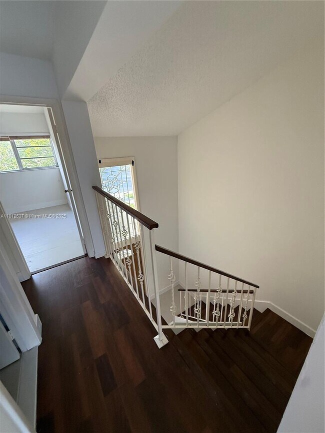 Building Photo - 14293 Kendale Lakes Cir