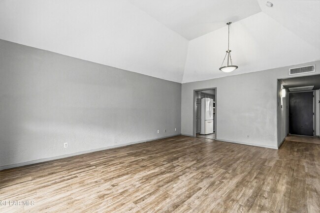 Building Photo - 4433 N Stanton St