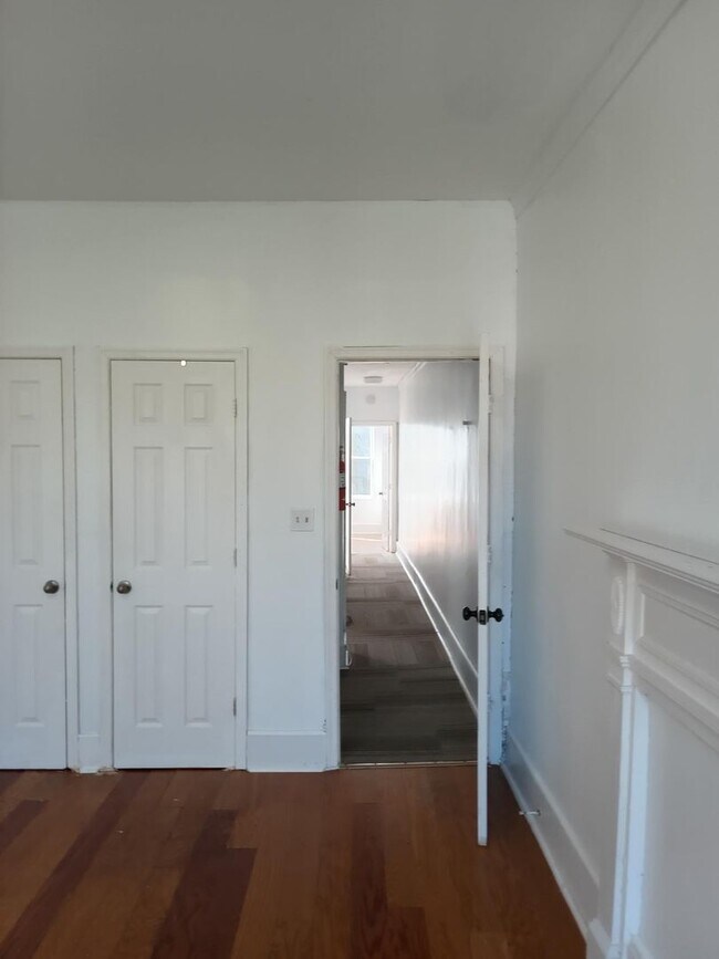 Building Photo - Large lovely 3BR, 1.5 bathroom home