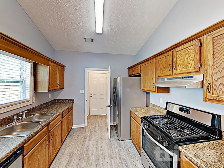 Building Photo - 105 Dailey's Plantation Dr