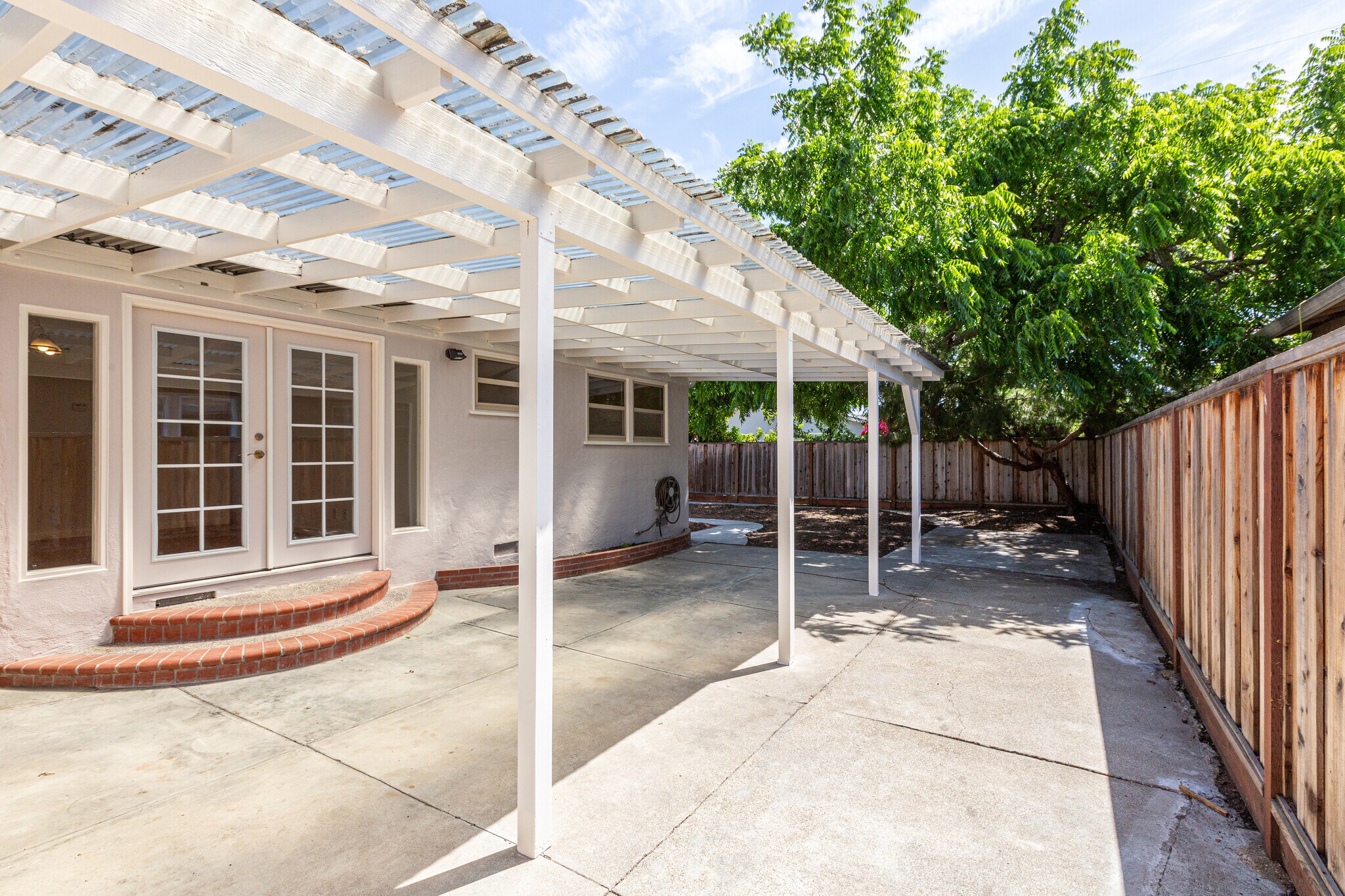 Building Photo - 720 Santa Paula Ave