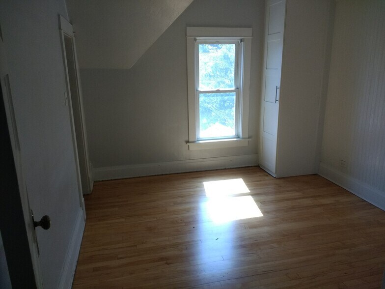 Building Photo - 320 Platt St