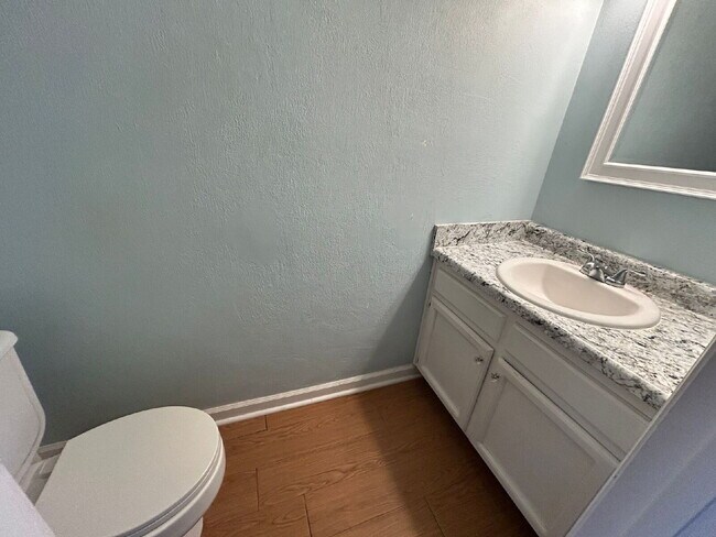 Building Photo - 2BR/1.5BA Townhouse Apartment Conveniently Located!