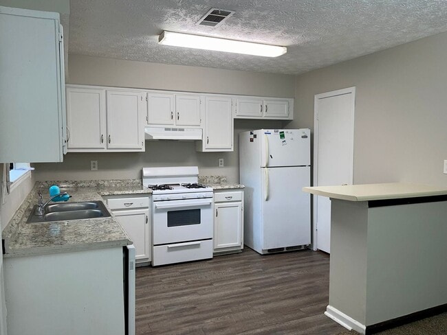 Building Photo - Secluded but Centrally Located 3 Bed/2 Bath Ranch!