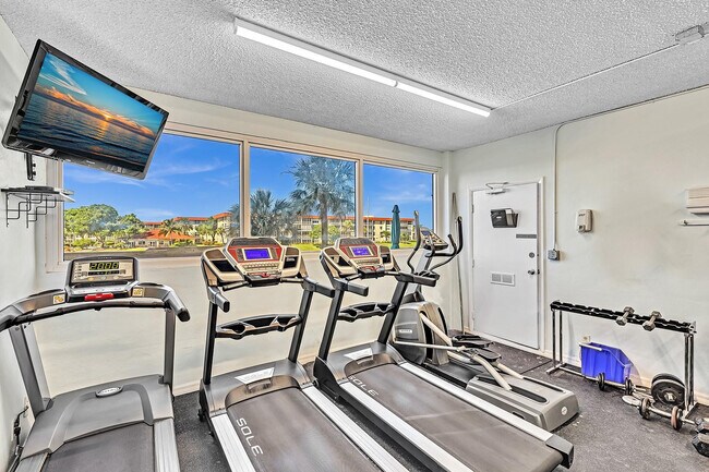 Building Photo - 1150 Hillsboro Mile