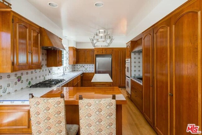 Building Photo - 1957 Mandeville Canyon Rd