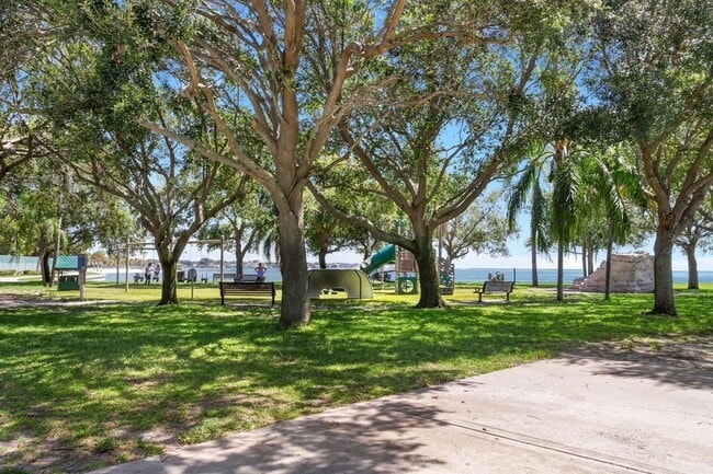 Building Photo - 606 12th Ave NE