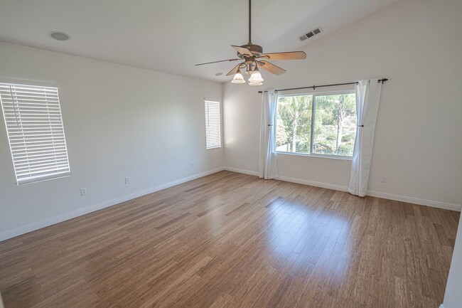 Building Photo - 3 Bedroom Home for Rent in Santa Clarita!