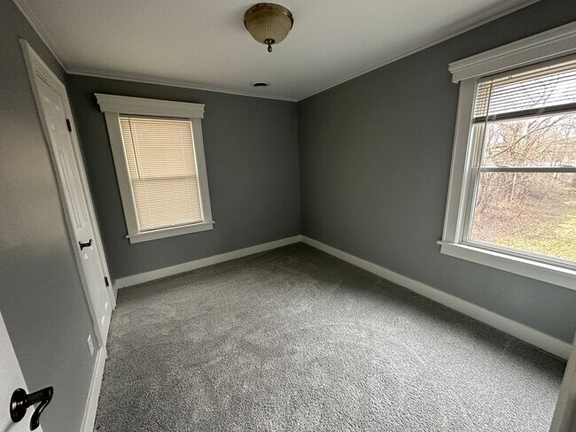 Building Photo - 619-621 Oakhill Ave
