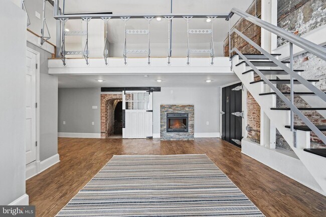 Building Photo - 310 N 13th St