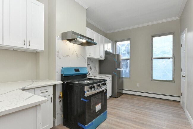 Building Photo - 531 28th St