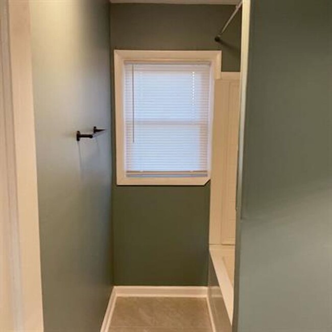 Building Photo - For Rent – 3 Bed, 1 Bath Home in Bristol, ...