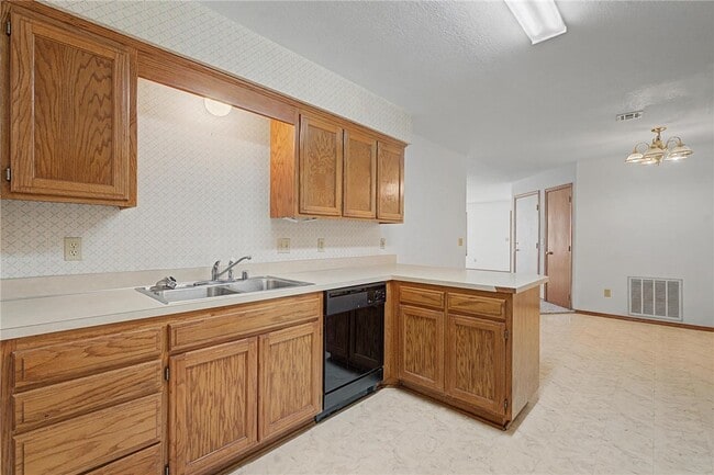 Building Photo - 194 Hall Dr