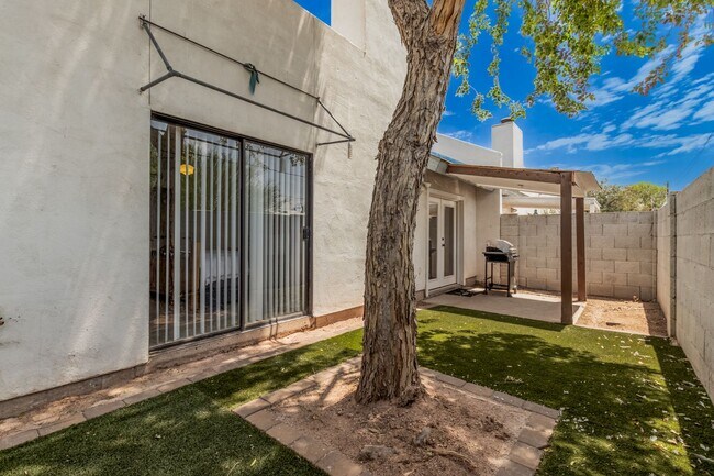 Building Photo - 3-Bedroom Furnished Townhouse with Private...