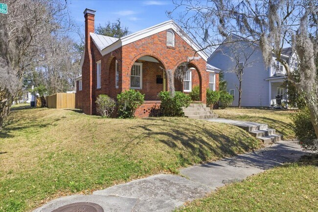 Building Photo - Move-In Ready 3BR/1.5BA Home with Private Backyard