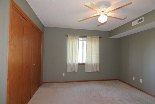 Building Photo - 2 Bedroom 1 Bath Condo in North Liberty!