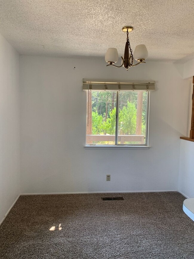 Building Photo - Two story 4 bedroom 2 bath home, Magalia
