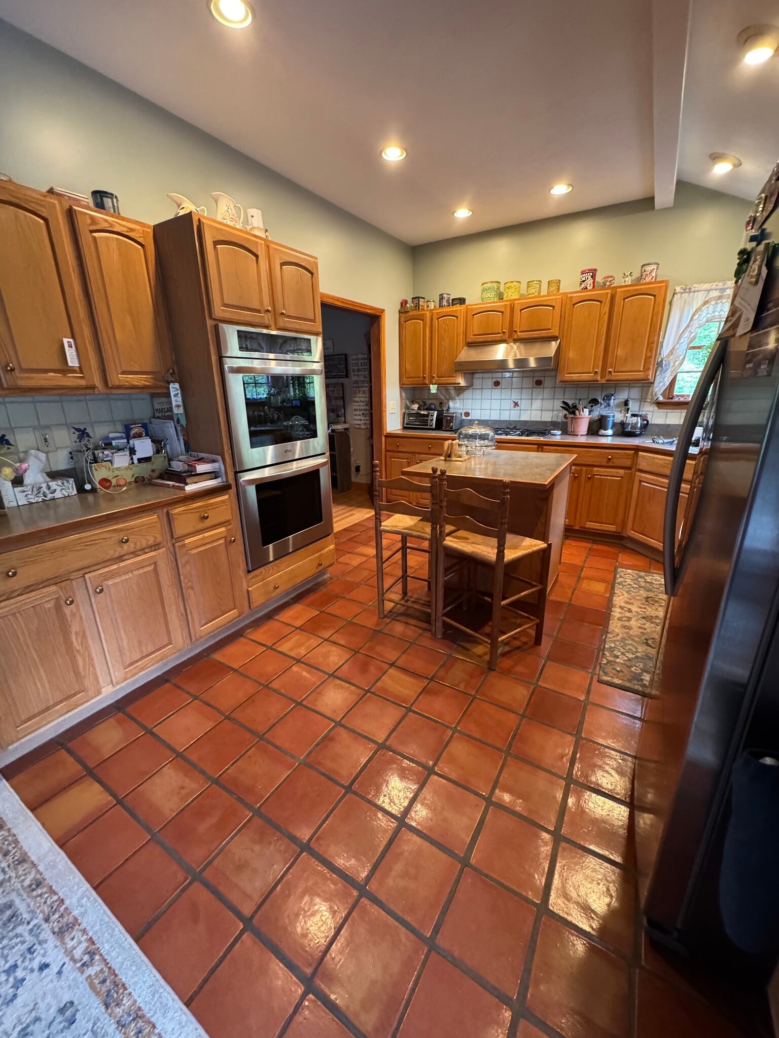 Use of kitchen and microwave - 421 Oakhill Ave