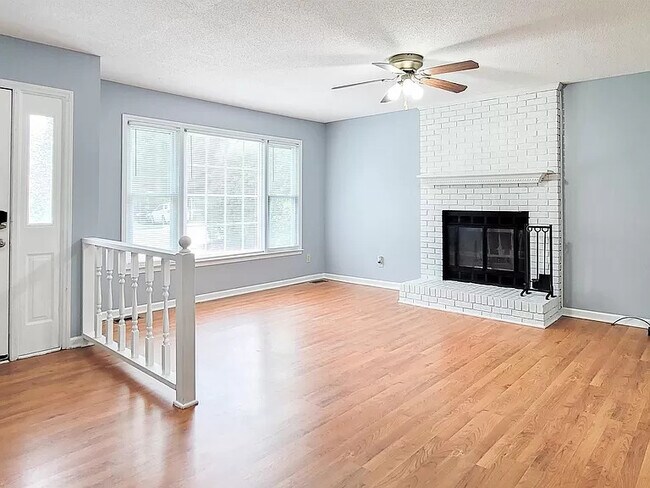 Building Photo - 725 E Cardinal Dr