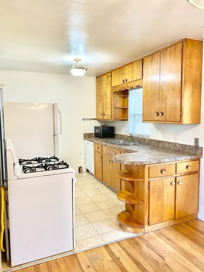 Building Photo - 6 Month lease special, $200/mo off per month! Priced at $1795 after discount. Cute House For Rent...