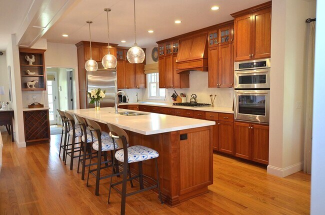 Building Photo - Charming Vacation Home, Furnished 4Bd/3.5Ba Home