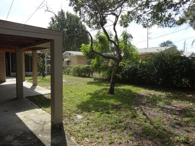 Building Photo - Three Bedroom One Bathroom Cottage in Palmetto Park, St. Petersburg