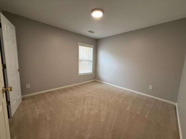 Building Photo - 2350 Walnut Tree Ct NE