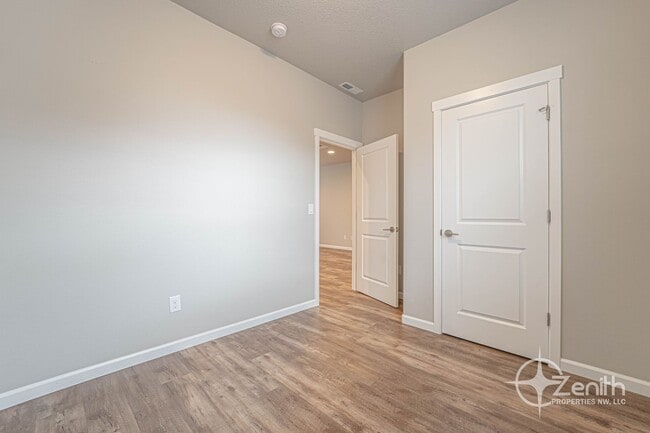 Building Photo - 3 Bedroom Mt. Vista Townhouse! Modern Fini...