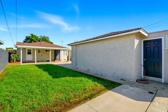 Building Photo - Refreshed Single Family Home with Lots of ...