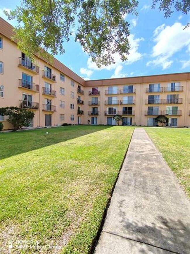 Building Photo - Welcome to Tampa Racquet Club – Where Comfort Meets Convenience!