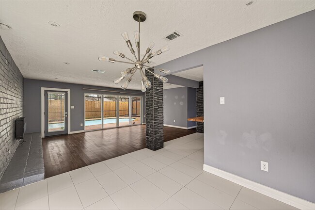 Building Photo - 2130 Round Lake Dr