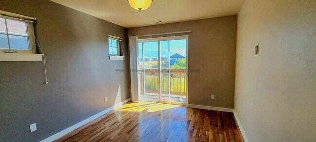 Building Photo - (August Free!) Beautiful 3 Bed 2.5 Bath To...