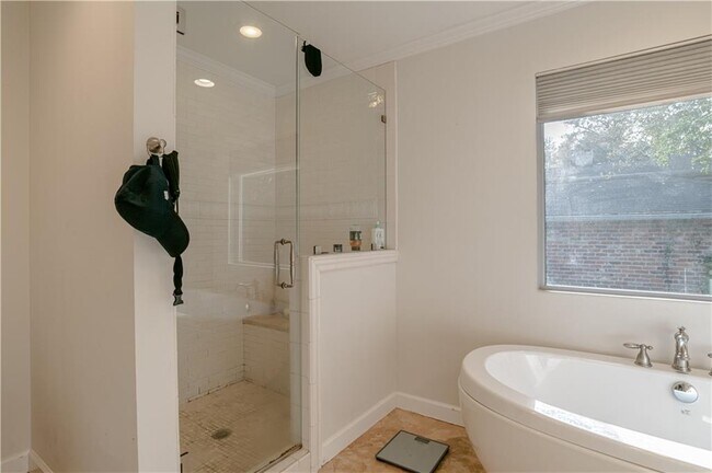 Building Photo - 324 Dalewood Dr