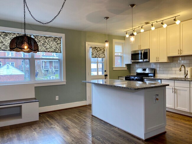 Building Photo - Charming 3 Bedroom/1 Bathroom Townhome in ...