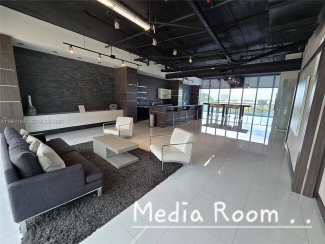 Building Photo - 601 NE 36th St