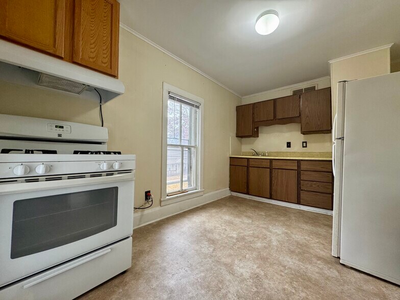 Building Photo - 409 W Hempstead Ave