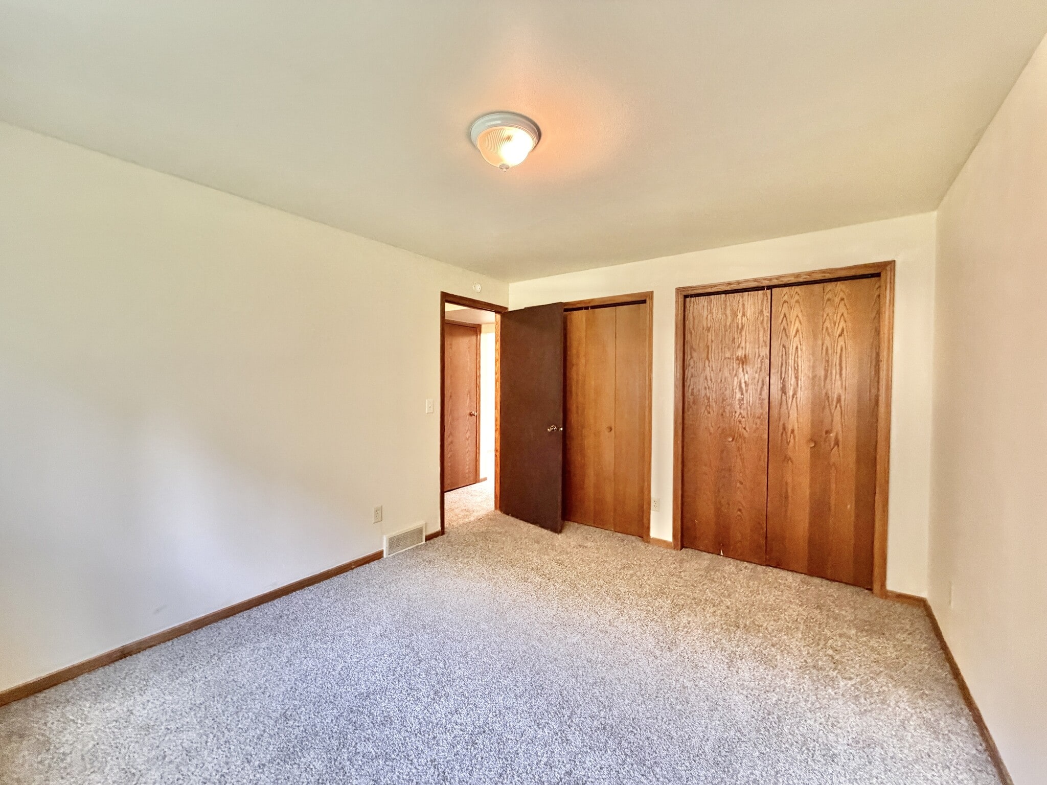 Building Photo - 2658 Chesapeake Dr