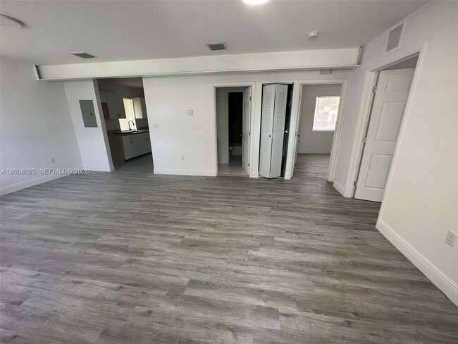 Building Photo - 1095 NE 149th St